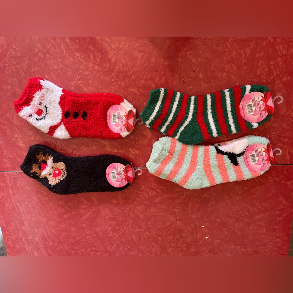 🎄NWT Holiday Mopas Fuzzy socks